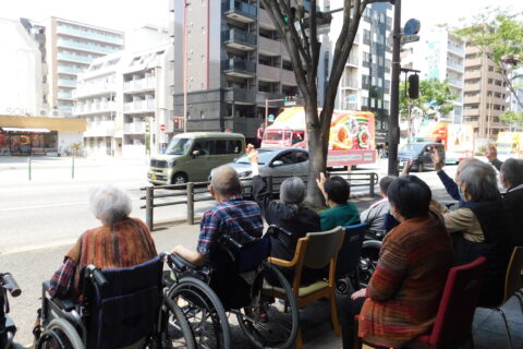博多どんたく🥀にしてつ花自動車