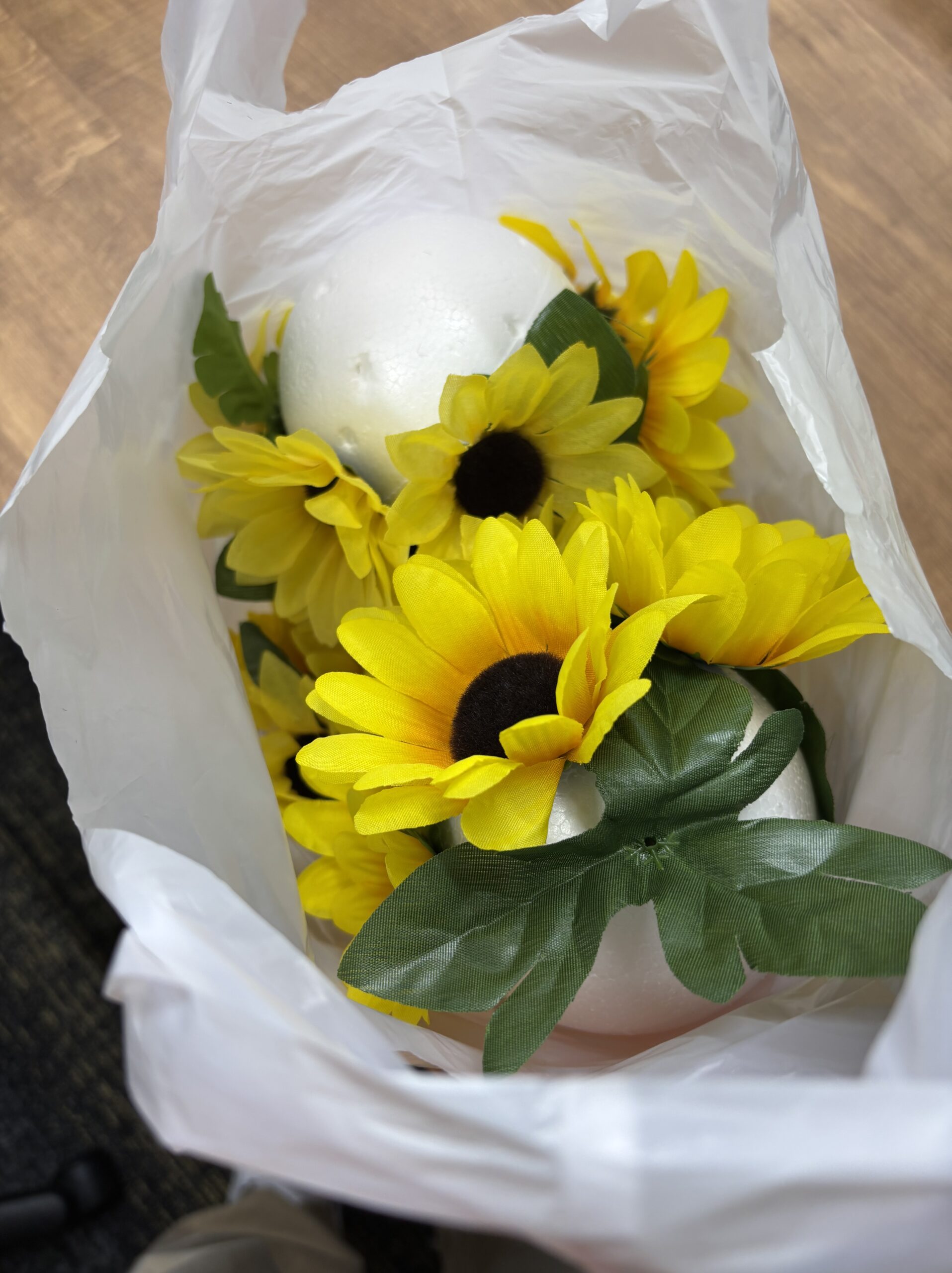 🌻夏の装飾制作を行っています🌴