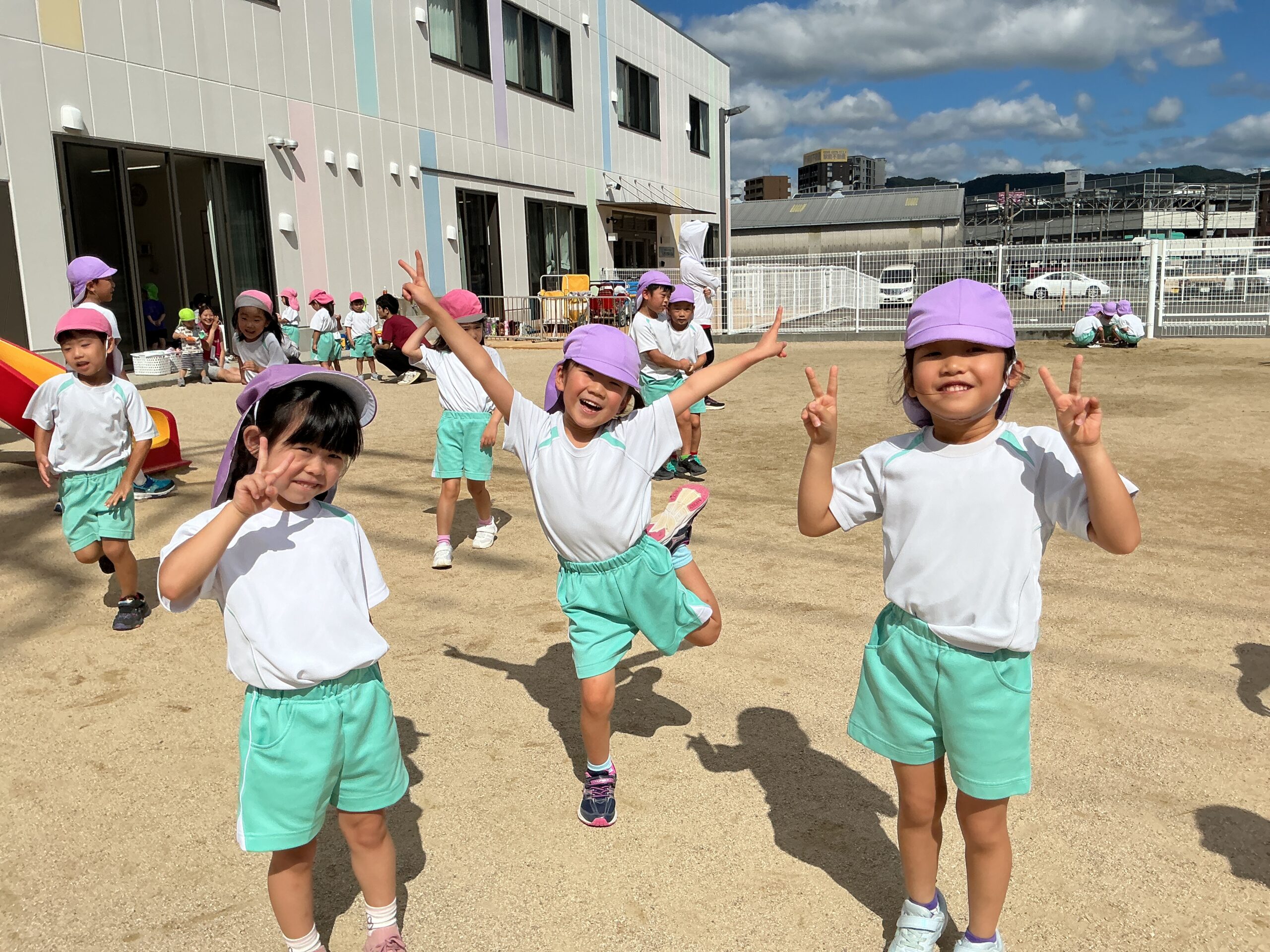 園庭で身体のびのび～～♪