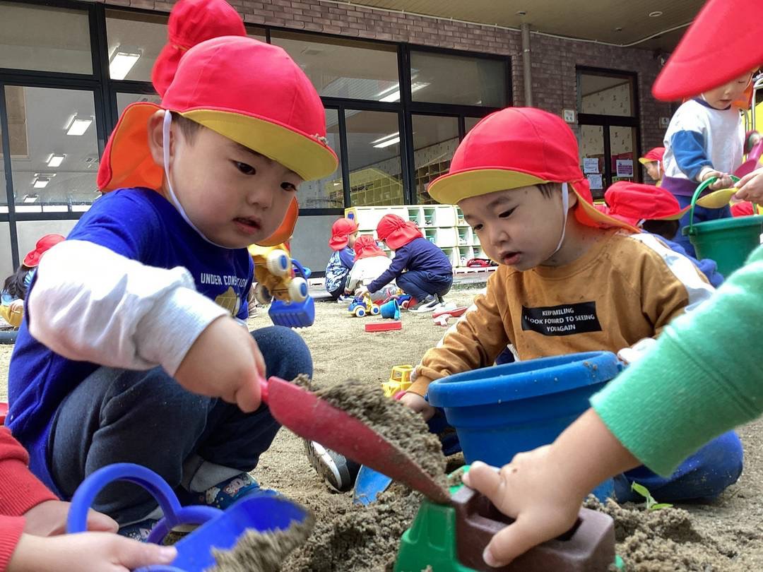 中庭で砂遊び 中庭で砂遊び