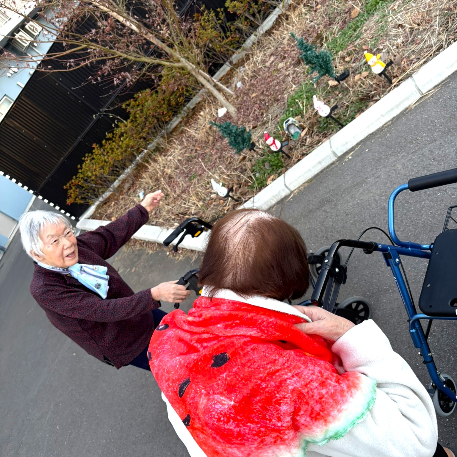 温雅荘内をぐるっと一周 ― お散歩くらぶが始まります ―