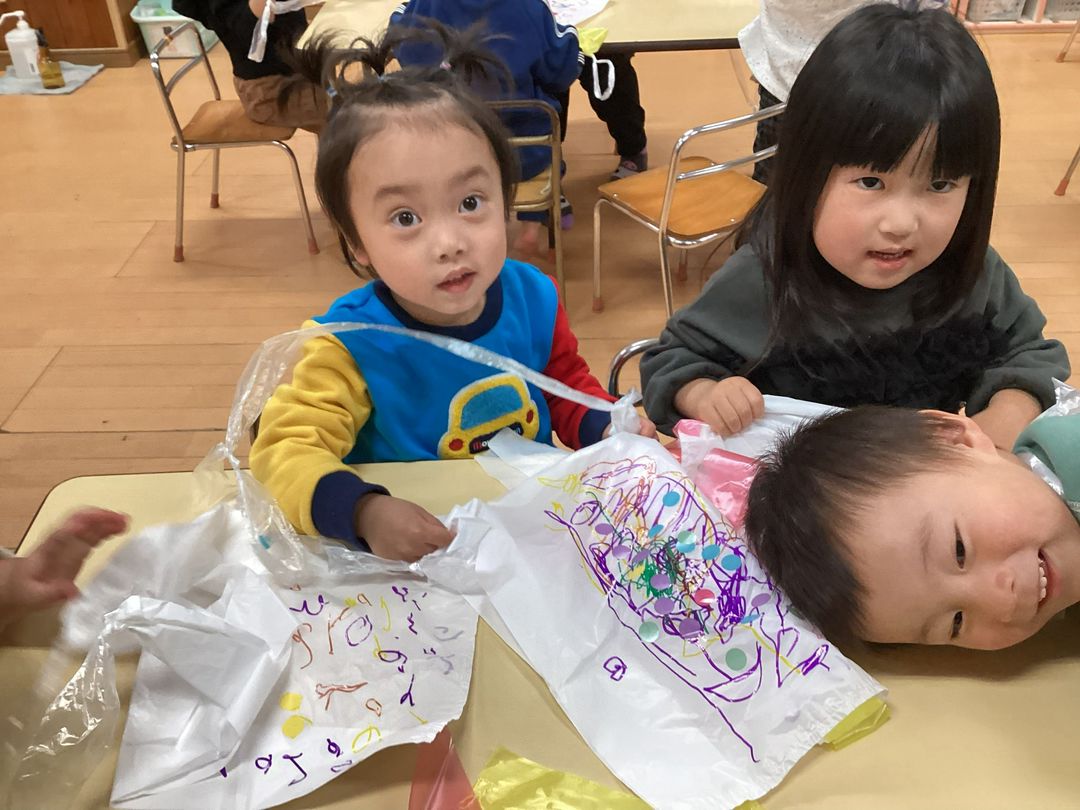 凧あげ(2歳児 ちゅうりっぷ組) 凧あげ(2歳児 ちゅうりっぷ組)