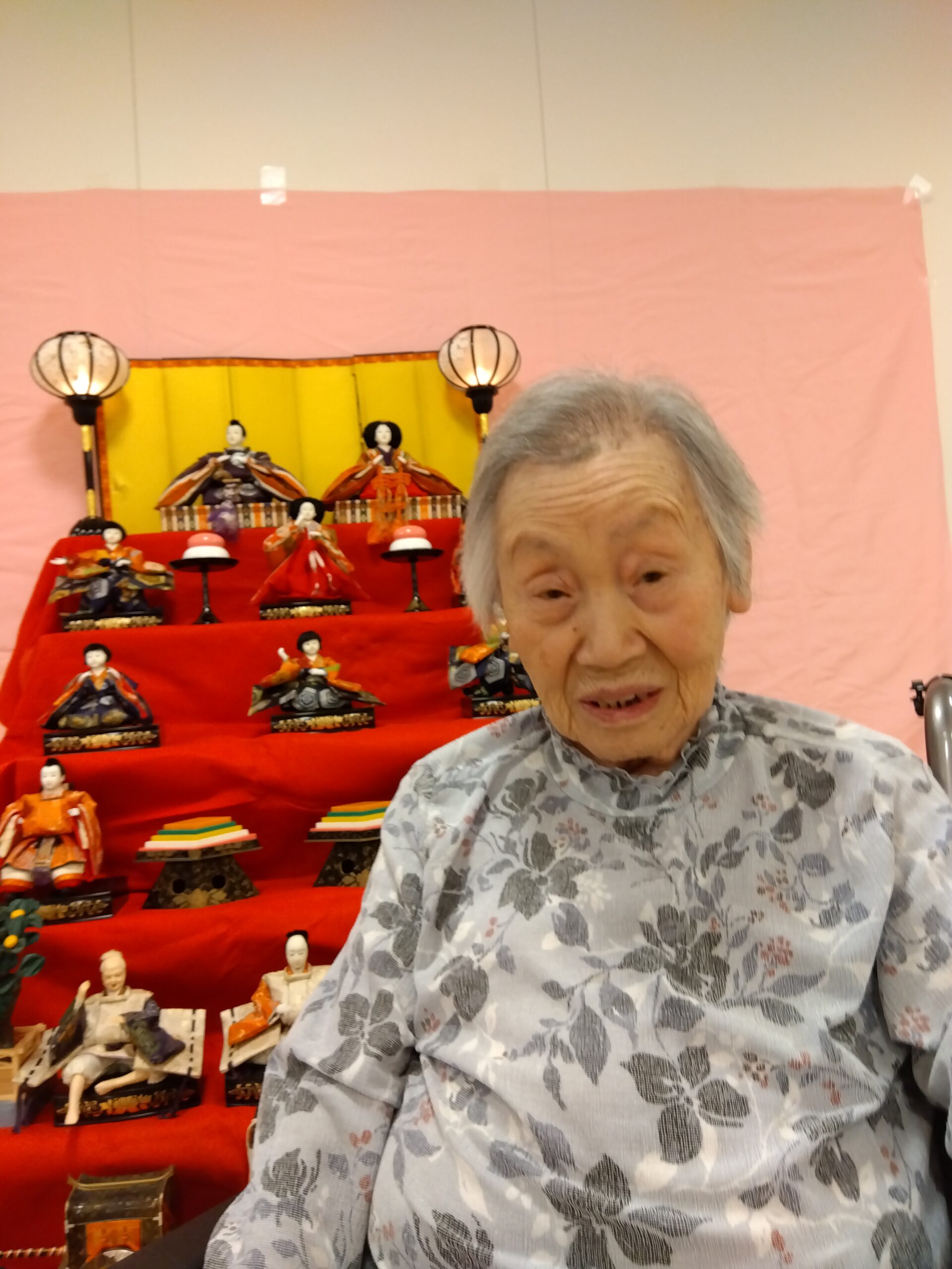 ひな人形と記念撮影📸 ひな人形と記念撮影📸