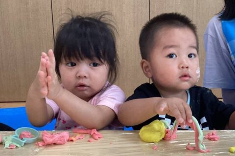 小麦粉粘土にチャレンジ～1歳児～