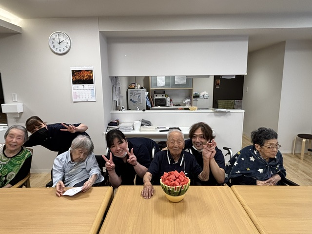 大きなスイカに大苦戦！？夏のお楽しみスイカ割り🍉